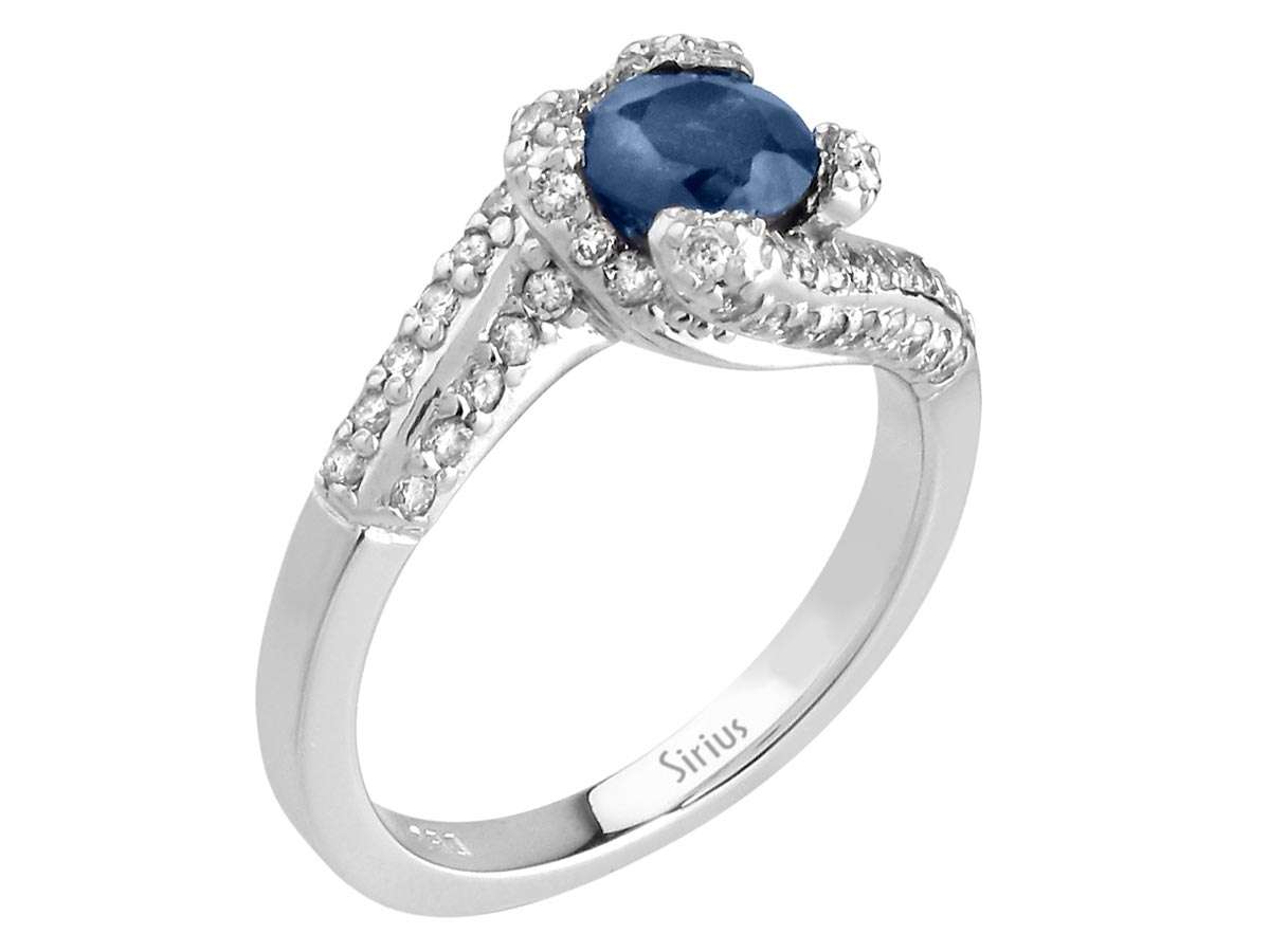 Bague élégante avec un saphir rond et 58 diamants de laboratoire en Or Blanc 14 carats - Bijoux haut de gamme de Rosy Lab Diamonds