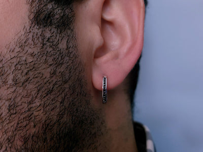 Grande boucle d'oreille créole pour homme avec diamants noirs en or blanc 333‰