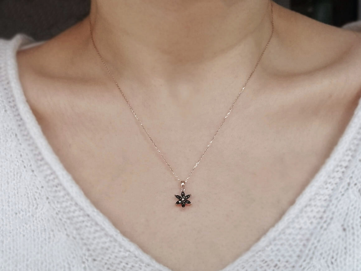 8K Rose Altın siyah laboratuvar pırlantalı çiçek kolye | 23P0056 - Rosy Lab Diamonds’tan yüksek kaliteli Mücevher