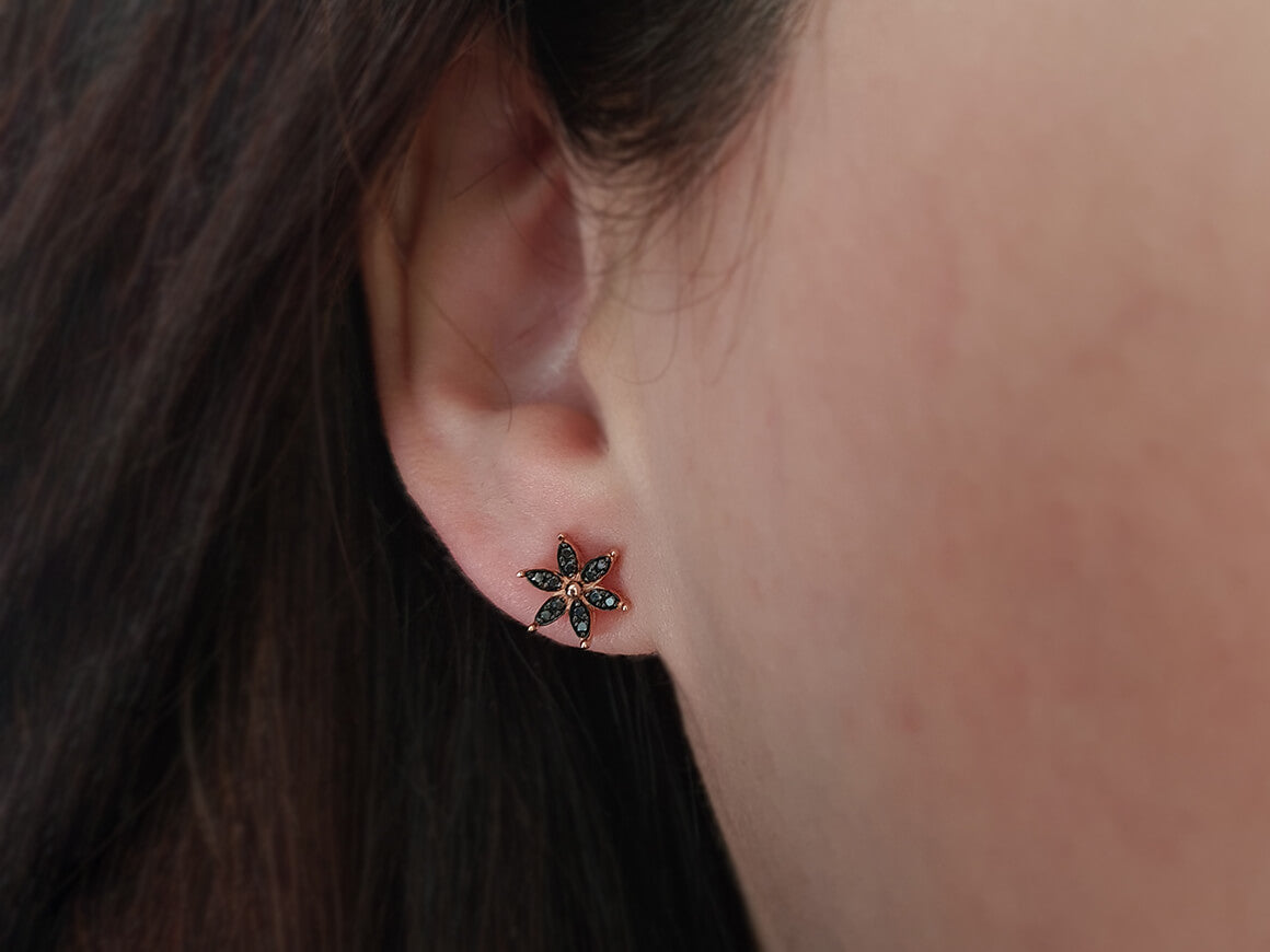 Boucles d'Oreilles Clous Krokus avec 24 diamants de laboratoire noirs de 0,13 carat en Or Rose 333 - Bijoux haut de gamme de Rosy Lab Diamonds
