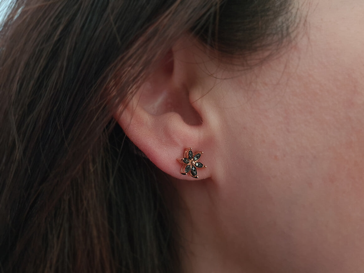 Clous d'oreilles Krokus avec 24 diamants de laboratoire noirs 0,13 carat en or rose 333‰