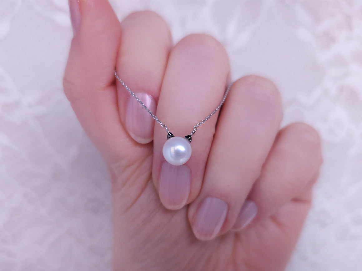 İncili ve siyah laboratuvar elmaslı kedi kolyesi | 8K Beyaz Altın - Rosy Lab Diamonds’tan yüksek kaliteli Mücevher