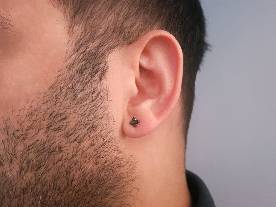 Boucles d'oreilles trèfle avec 4 diamants de laboratoire noirs 0,19 carat en or blanc 333‰