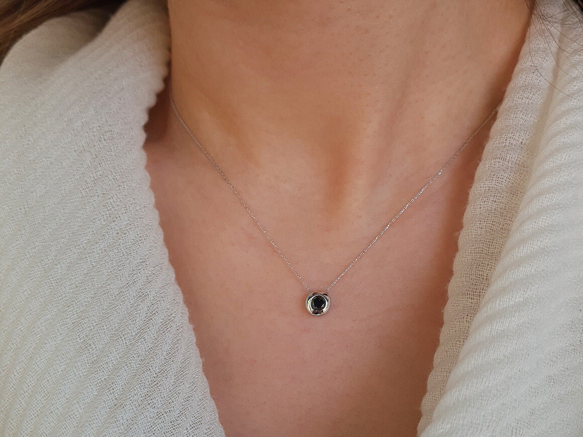 Collier solitaire avec diamant de laboratoire noir – 0,28 ct – or blanc 14 carats