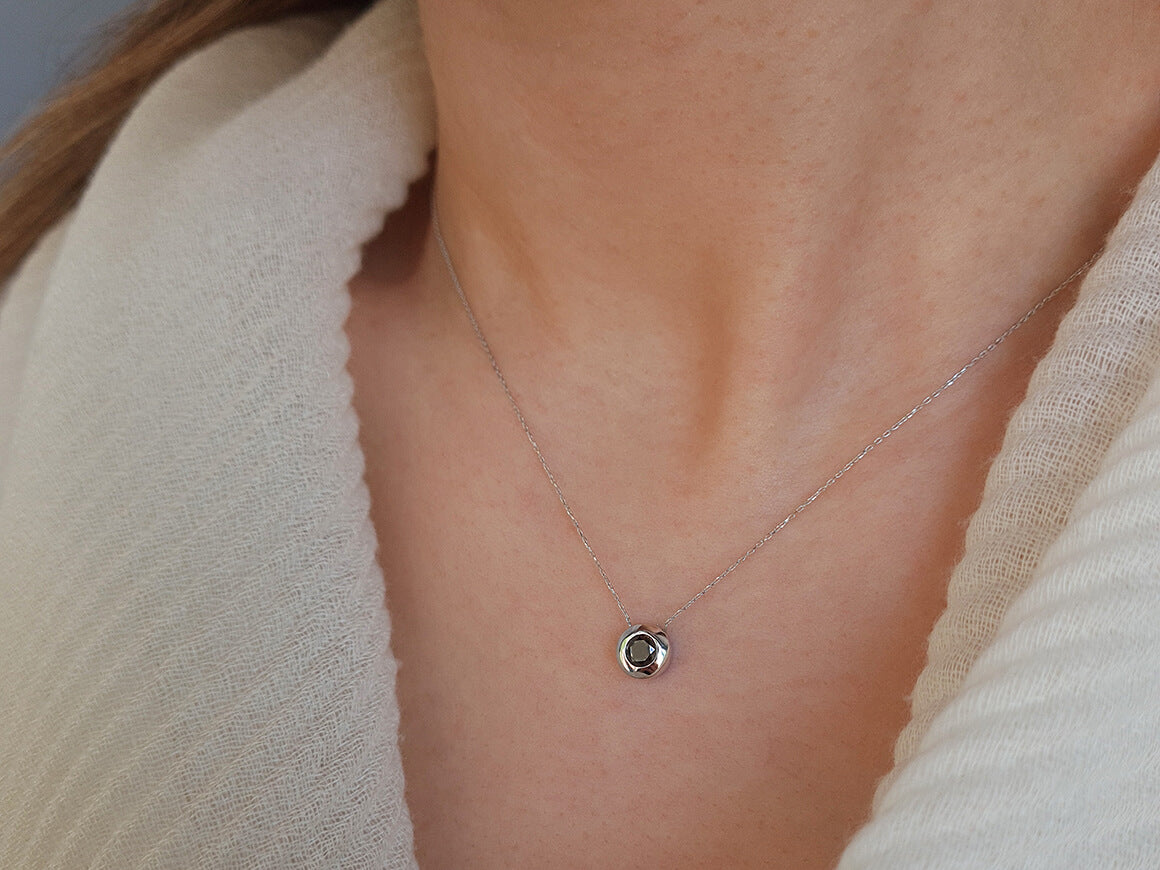 Collier solitaire avec diamant de laboratoire noir – 0,28 ct – or blanc 14 carats