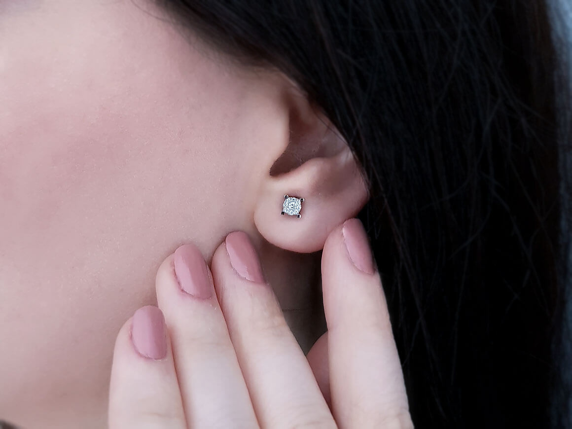 Clous d'oreilles à solitaire avec diamants de laboratoire en or blanc 333