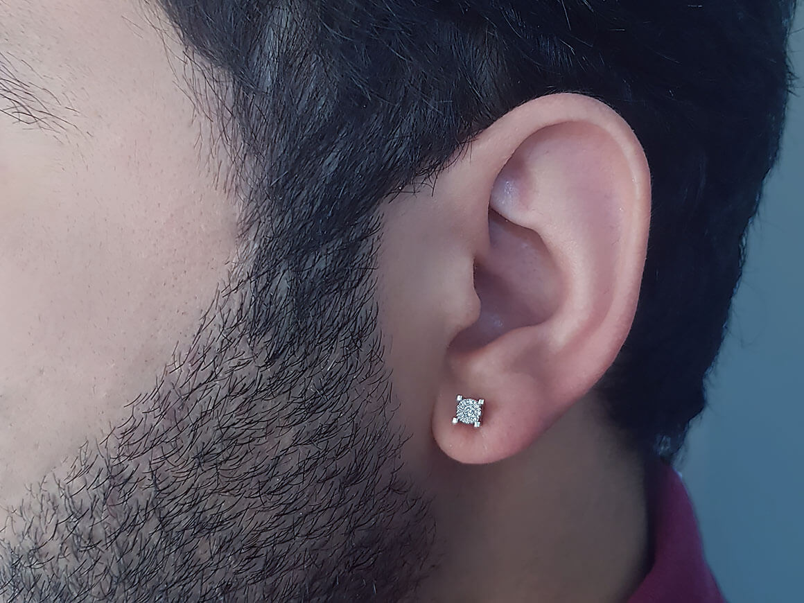 Boucles d'oreilles à l'aspect solitaire exquis avec diamants de laboratoire en or 333