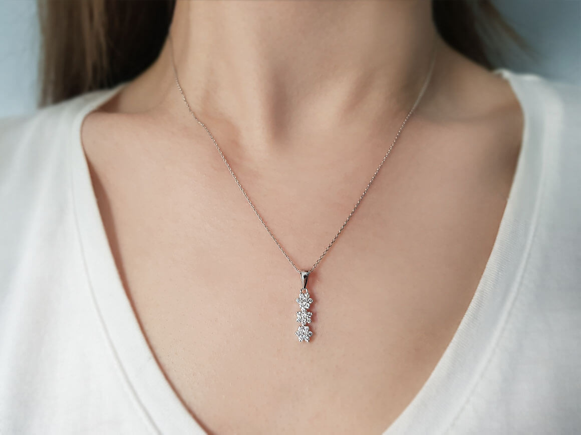 8K Altın (0,25 ct) ile 21 laboratuvar ortamında yetiştirilmiş elmaslı çiçek kolye ucu