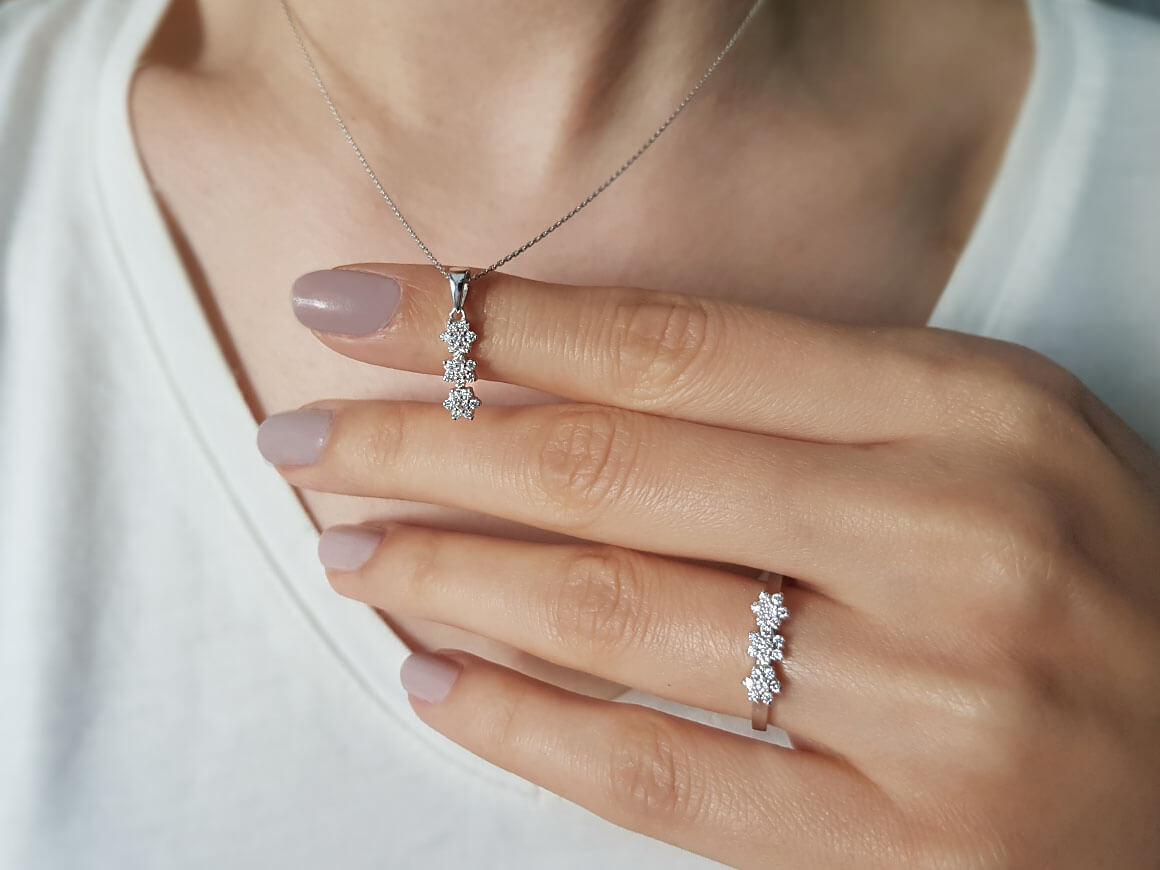 8K Altın (0,25 ct) ile 21 laboratuvar ortamında yetiştirilmiş elmaslı çiçek kolye ucu