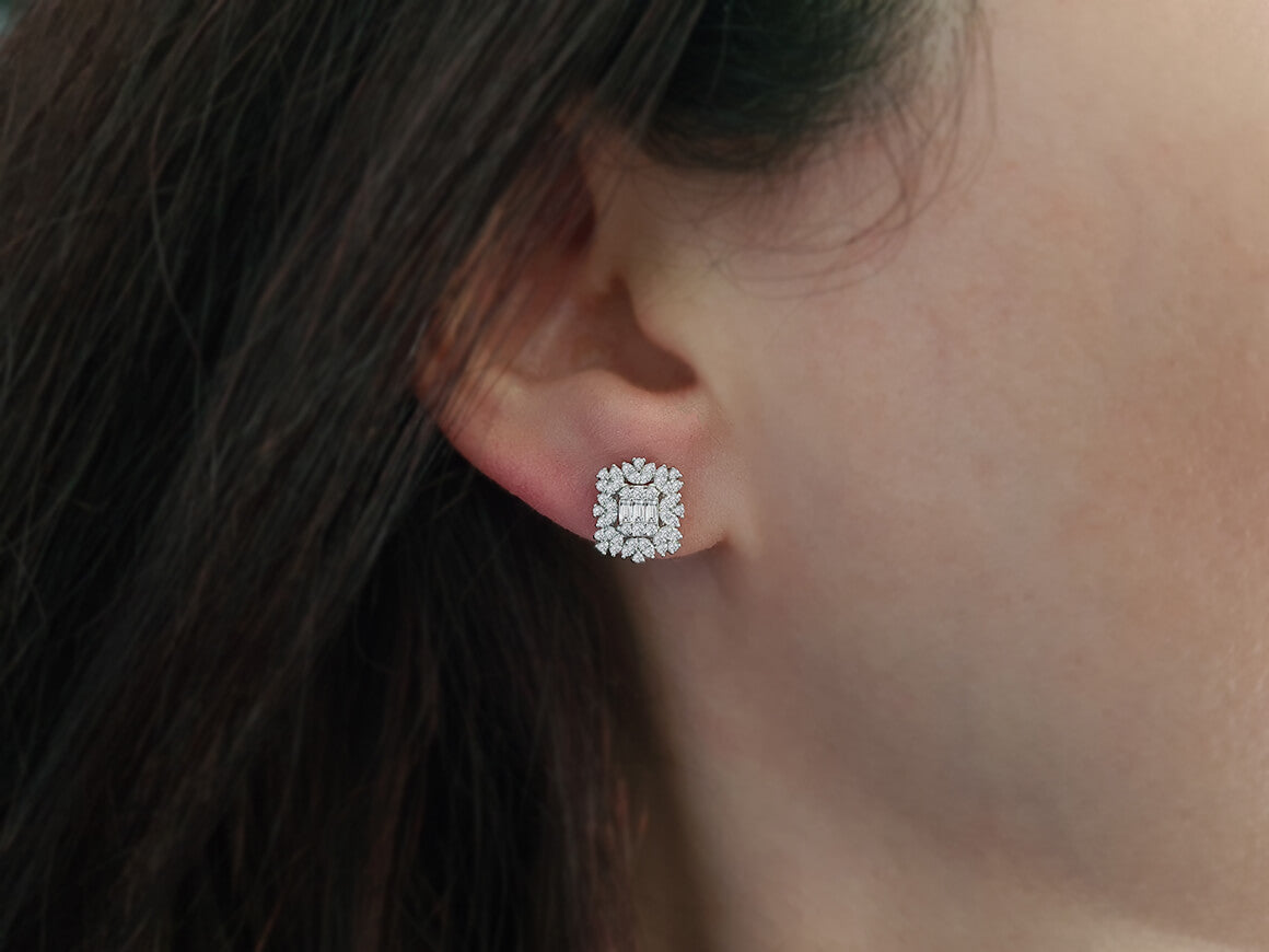 Boucles d'oreilles somptueuses avec 92 diamants ronds de laboratoire et 6 diamants baguette en or blanc 585