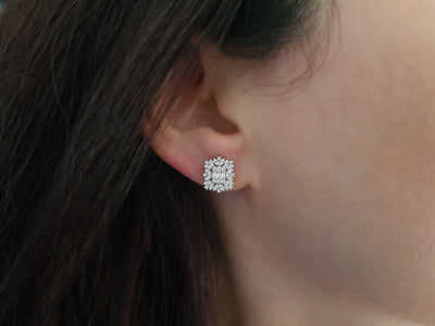 Boucles d'oreilles somptueuses avec 92 diamants ronds de laboratoire et 6 diamants baguette en or blanc 585