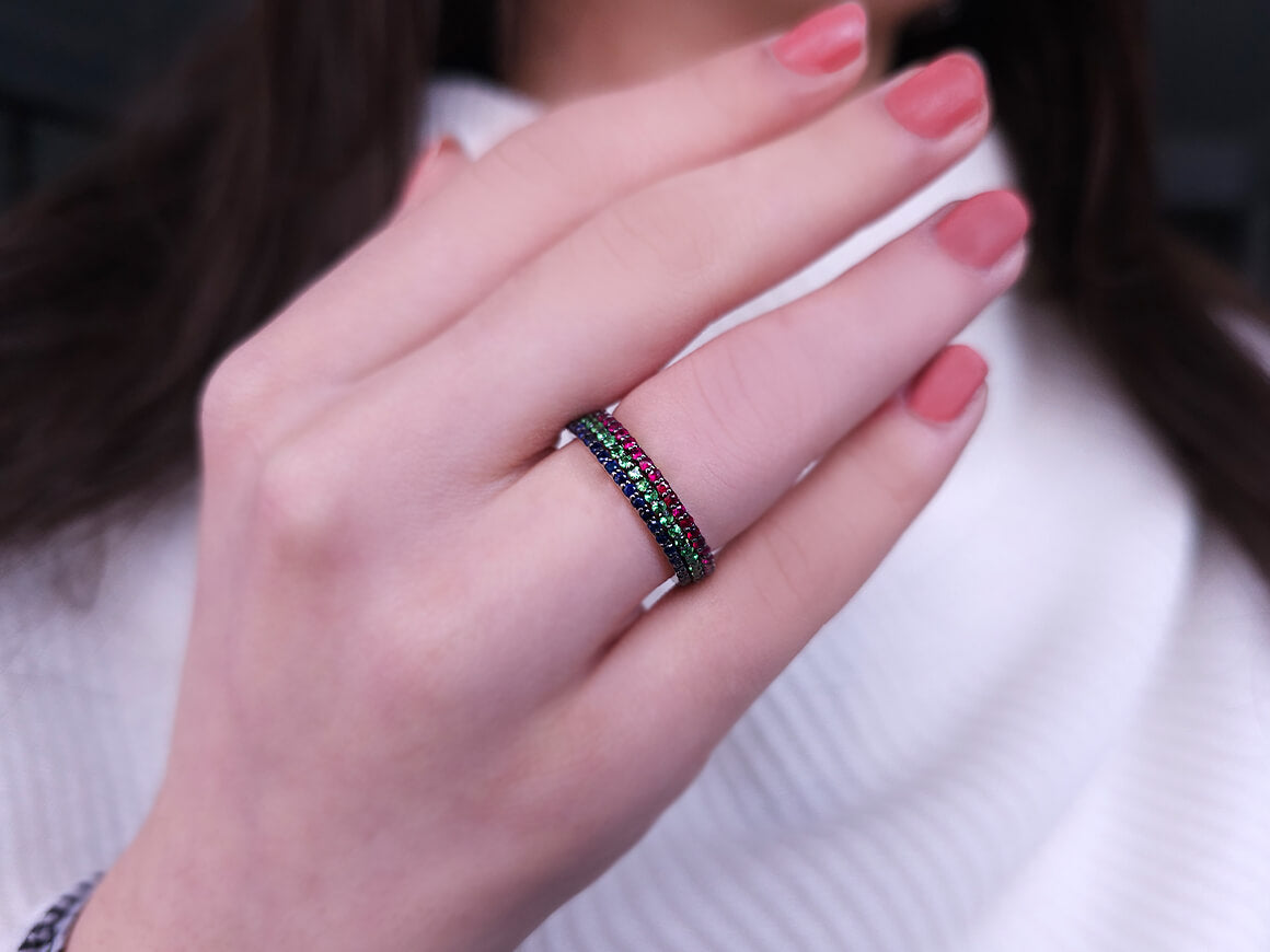 Dreireihiger Eternity-Ring mit Rubin-, Saphir- und Tsavorit-Steinen in 14 Karat Weißgold