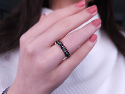 Dreireihiger Eternity-Ring mit Rubin-, Saphir- und Tsavorit-Steinen in 14 Karat Weißgold