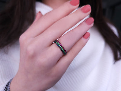 Dreireihiger Eternity-Ring mit Rubin-, Saphir- und Tsavorit-Steinen in 14 Karat Weißgold