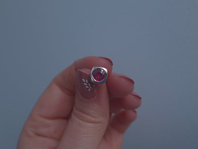 Clou d'oreille solitaire classique avec rubis en or blanc 585
