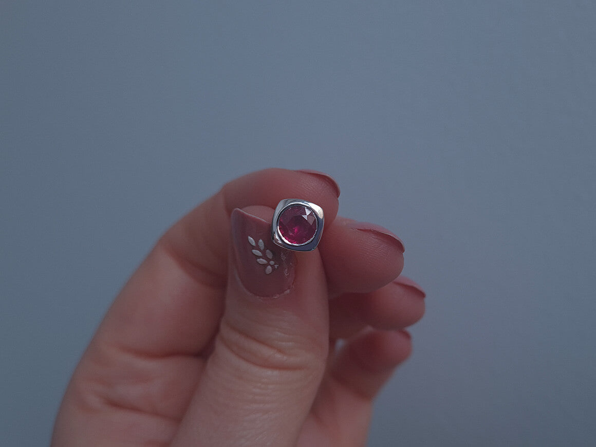 Boucles d'oreilles élégantes avec rubis naturels en or blanc 585‰