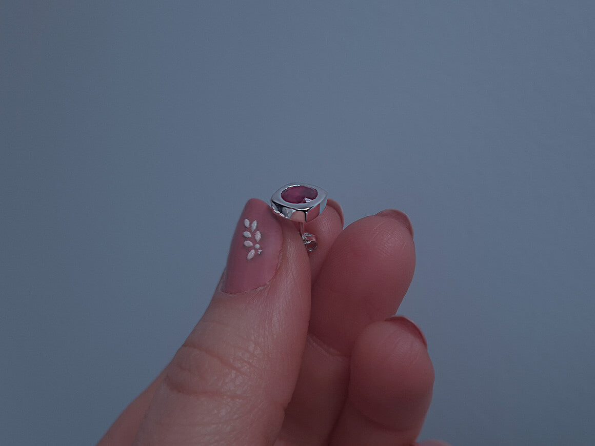 Boucles d'oreilles élégantes avec rubis naturels en or blanc 585‰