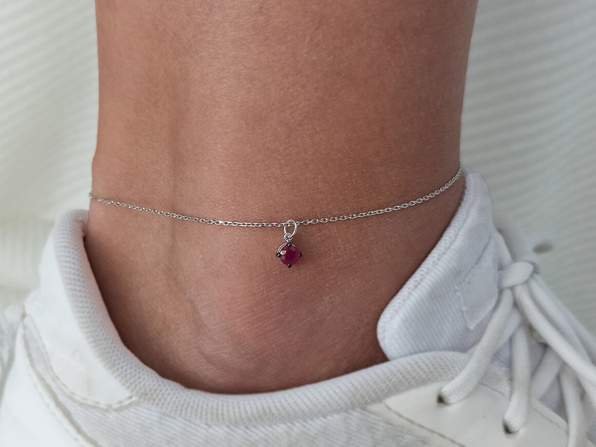Collier en or blanc fin avec rubis taillé rond – 02P0010