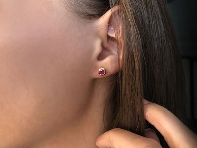 Clous d'oreilles solitaires avec rubis en or jaune 585