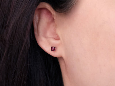 Clous d'oreilles solitaires avec 2 rubis en or blanc 585