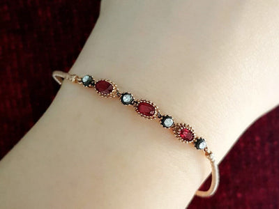 Vintage Armspange mit 3 Rubinen und 4 Diamanten in 8K Roségold – 0,83 ct