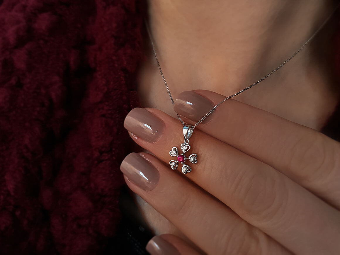 Pendentif cœur fleuri avec Rubis et 5 diamants de laboratoire – chaîne en or blanc 8 carats – Bijoux haut de gamme de Rosy Lab Diamonds