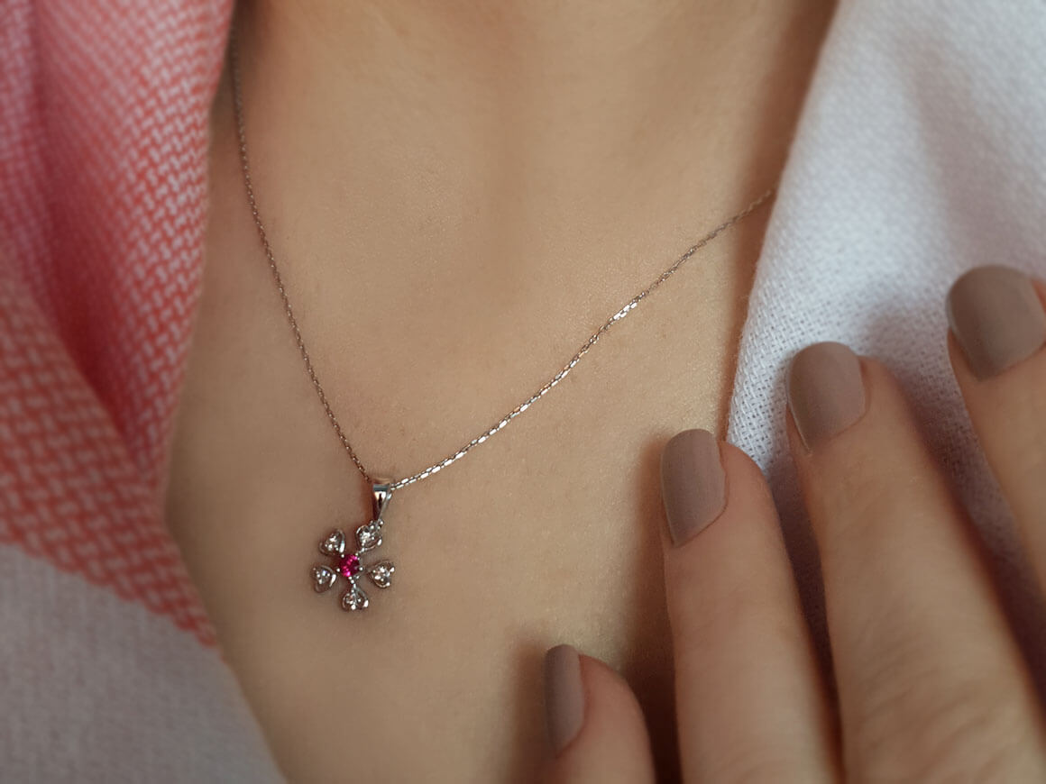 Pendentif cœur fleuri avec Rubis et 5 diamants de laboratoire – chaîne en or blanc 8 carats – Bijoux haut de gamme de Rosy Lab Diamonds