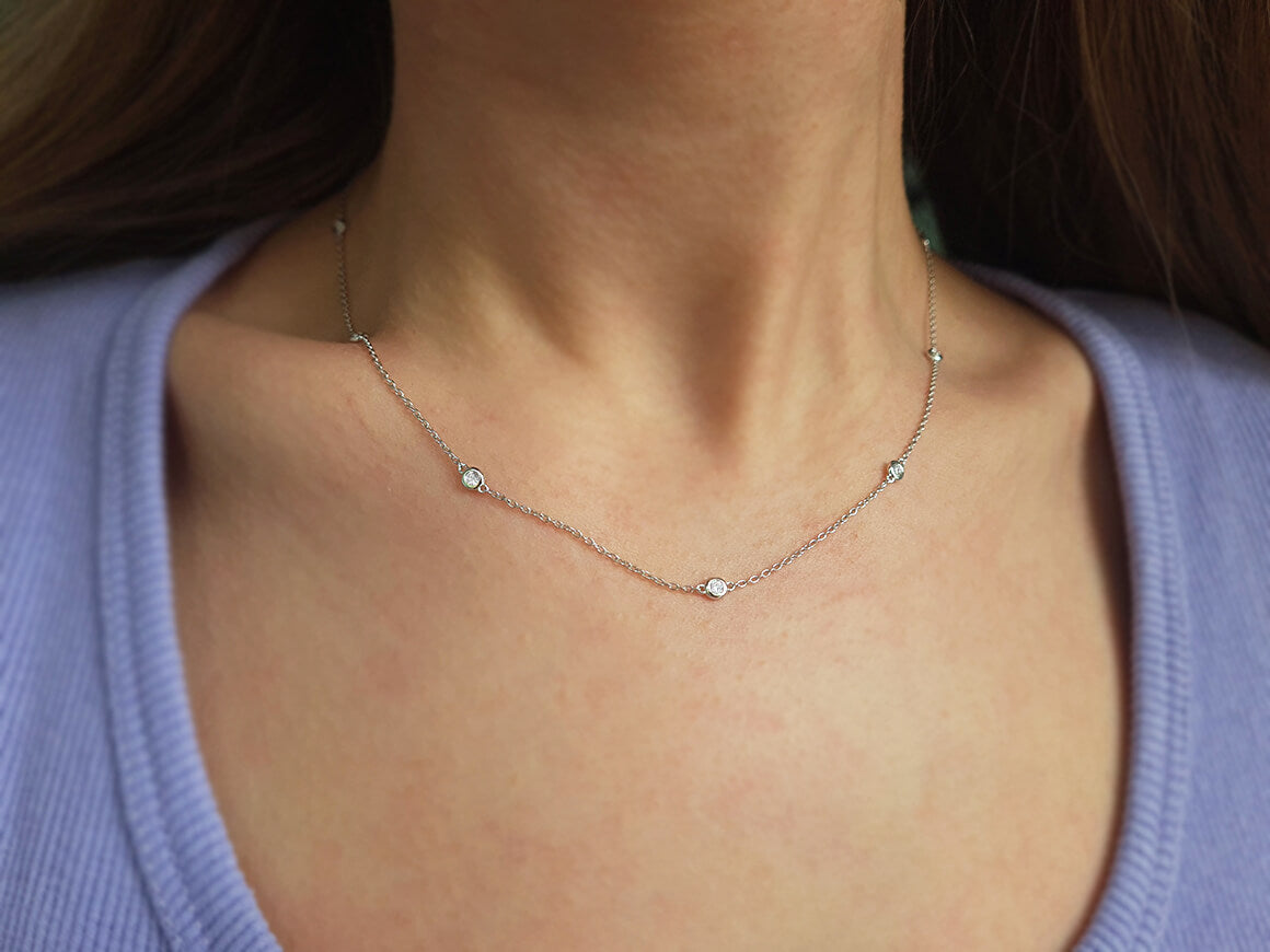 Collier délicat en or blanc avec 9 diamants – Bijoux 14 carats – Bijoux haut de gamme de Rosy Lab Diamonds