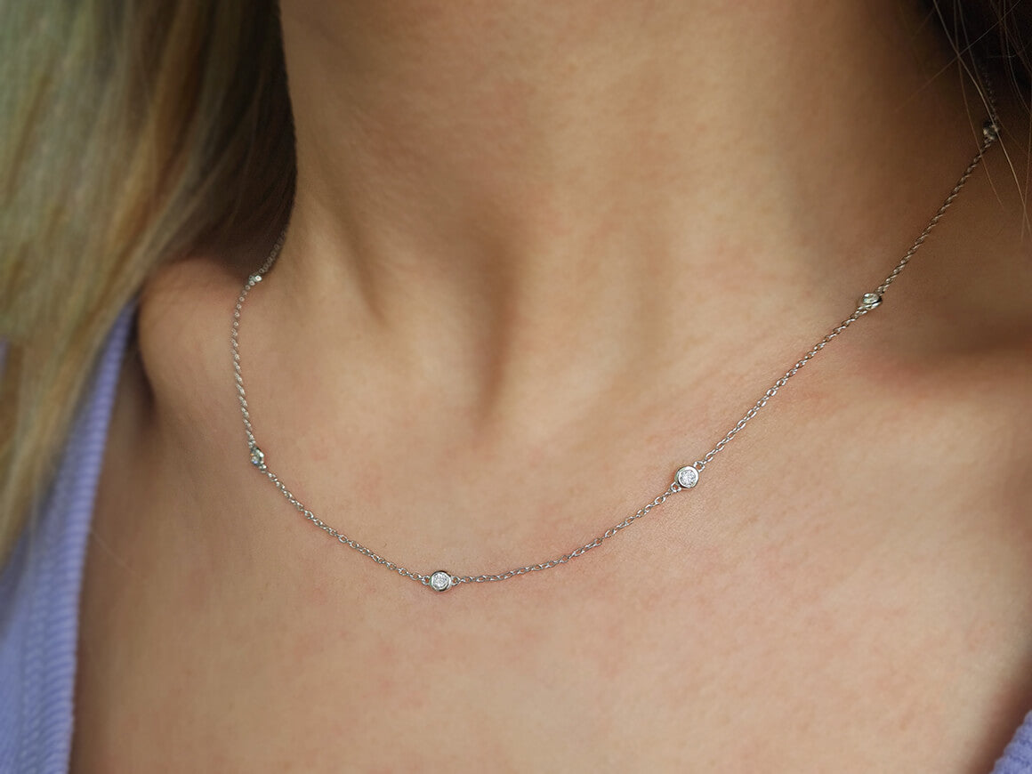Collier délicat en or blanc avec 9 diamants – Bijoux 14 carats – Bijoux haut de gamme de Rosy Lab Diamonds