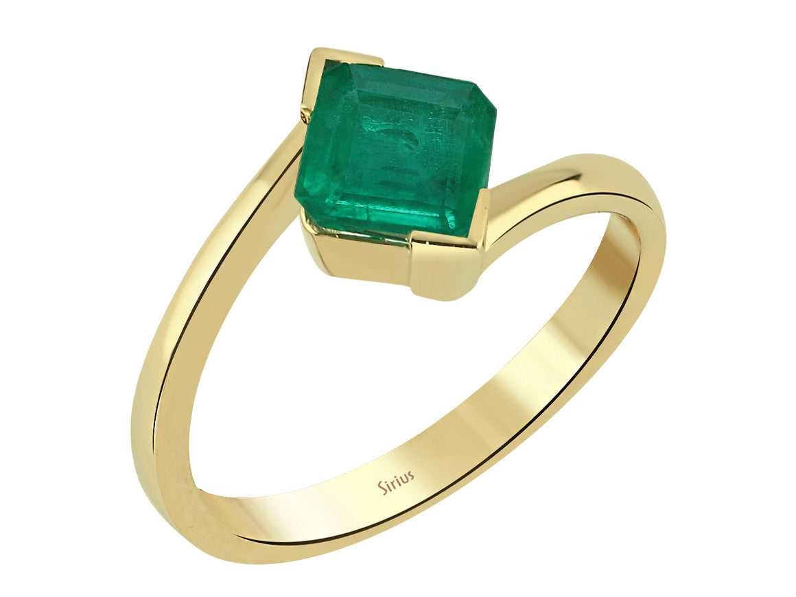 Ahenk solitaire ring with emerald in emerald cut in yellow gold