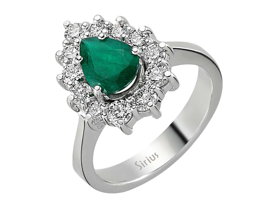 Eleganter Anturajring mit 12 Rundschliff-Diamanten und 1 Tropfen-Smaragd in 14 Karat Weißgold