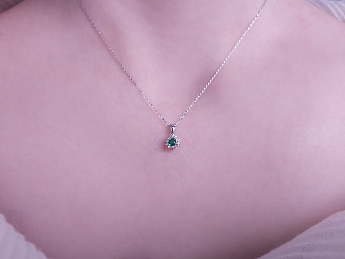 Pendant with round emerald and diamond halo in 8K white gold