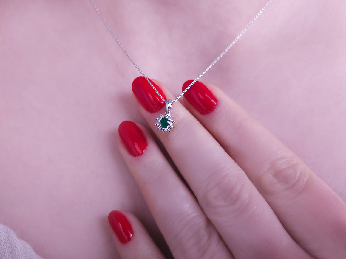 Pendant with round emerald and diamond halo in 8K white gold