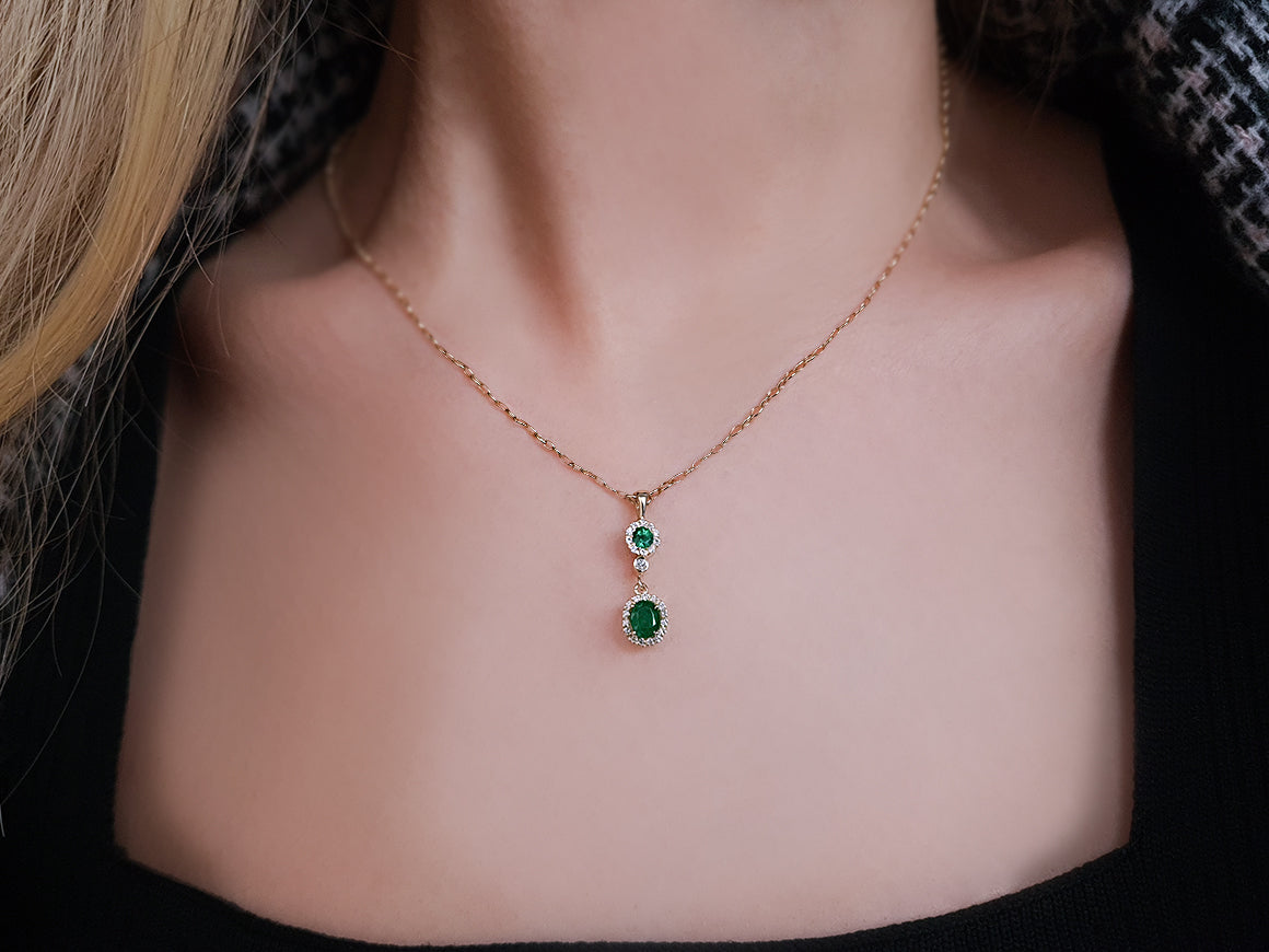 Pendentif Belladore avec émeraude et 26 diamants de laboratoire en or jaune 14 carats