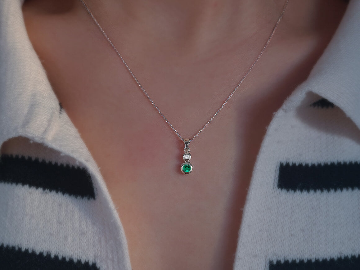 Collier minimaliste avec émeraude et diamant en or 8K (0,14 ct)